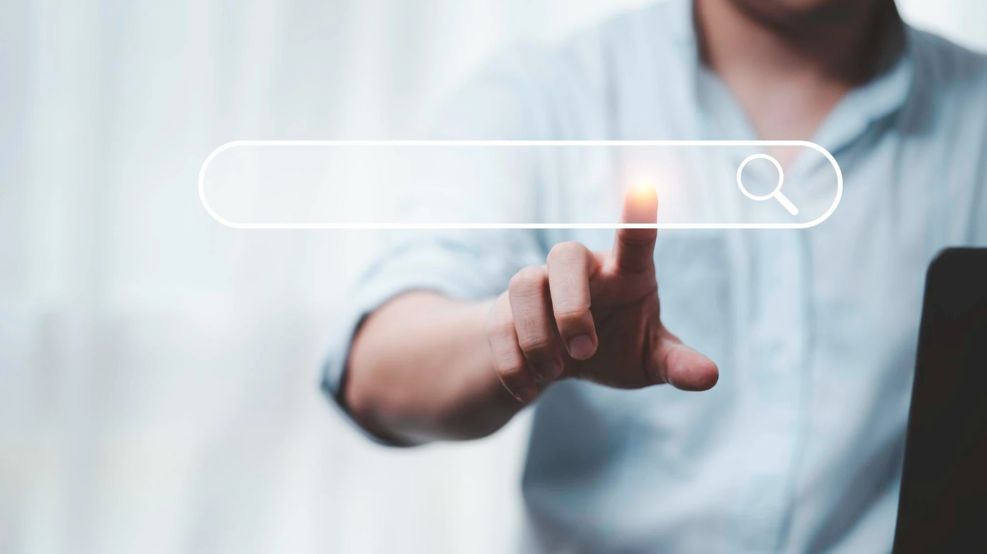 Interacción con una barra de búsqueda digital, representando optimización y presencia online.